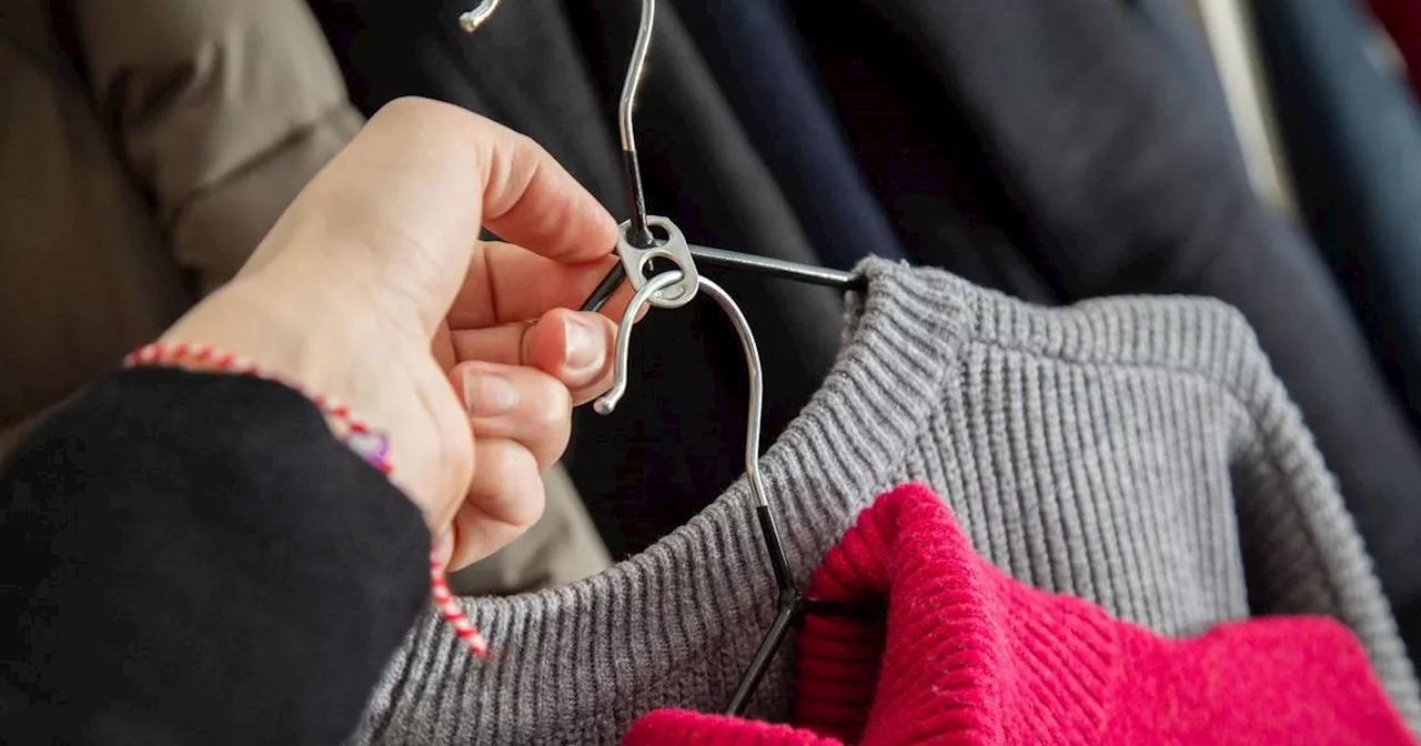 Ordnungshack: Mit Dosenlaschen Platz im Schrank sparen