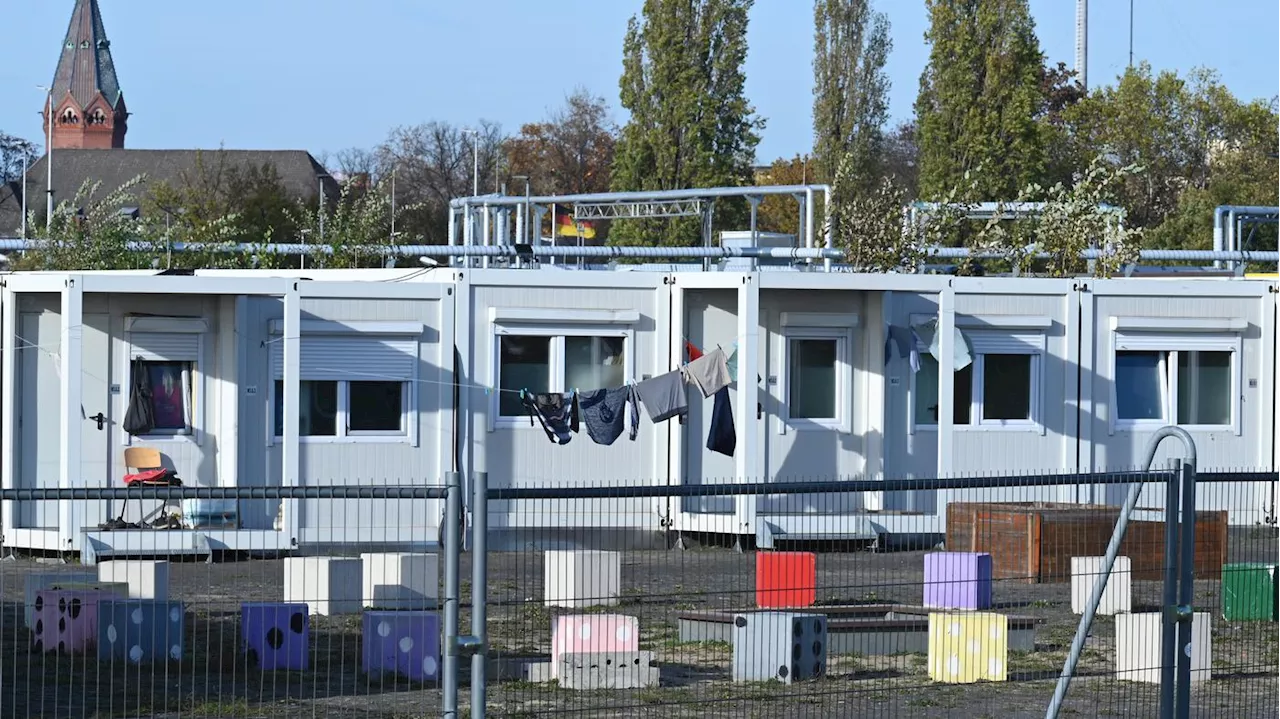 3000 zusätzliche Plätze für Flüchtlinge: Berliner CDU will Unterkunft auf dem Tempelhofer Feld stärker ausbauen als geplant