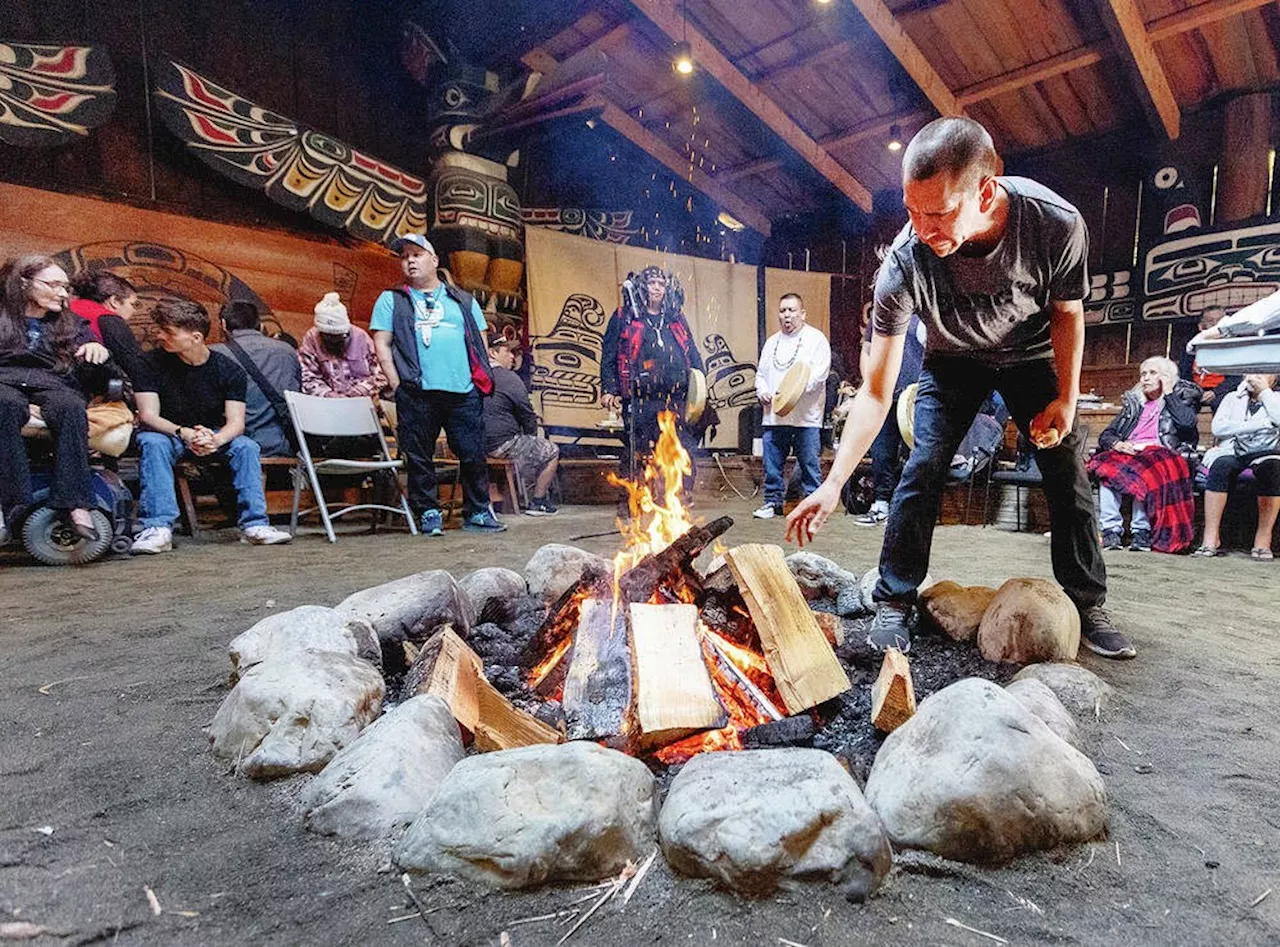 Outreach workers invite Indigenous people from Victoria's streets to celebrate their culture