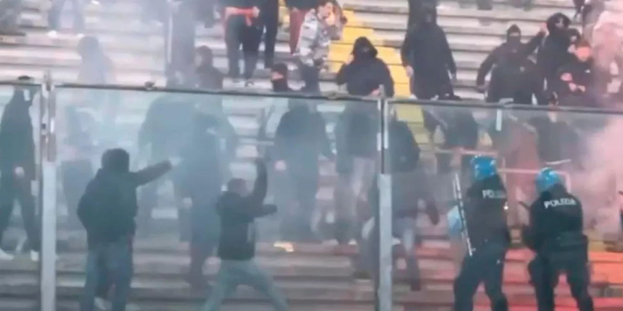 Padova-Catania, scontri tra tifosi e polizia in campo: cosa è successo