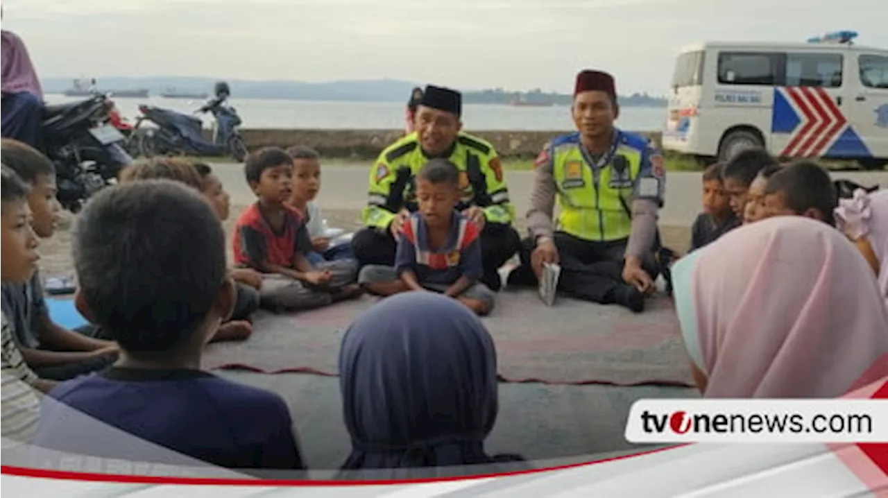 Dua Polantas di Baubau Ngabuburit dengan Mengajar Puluhan Anak-Anak Terminal Mengaji