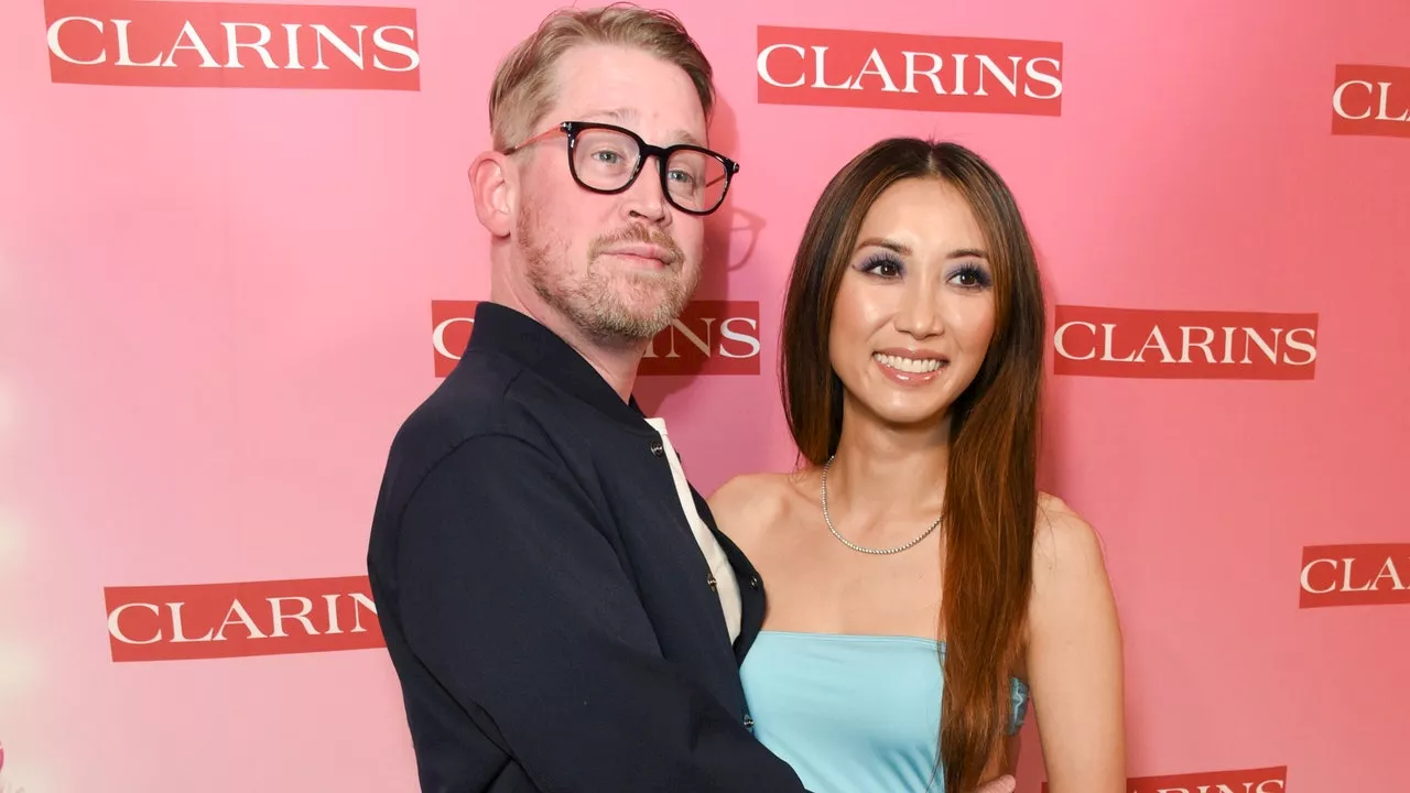 Macaulay Culkin y Brenda Song vuelven a posar en una alfombra roja y él revela su rutina de belleza: “Todo comenzó cuando ella empezó a untarme cosas en la cara”