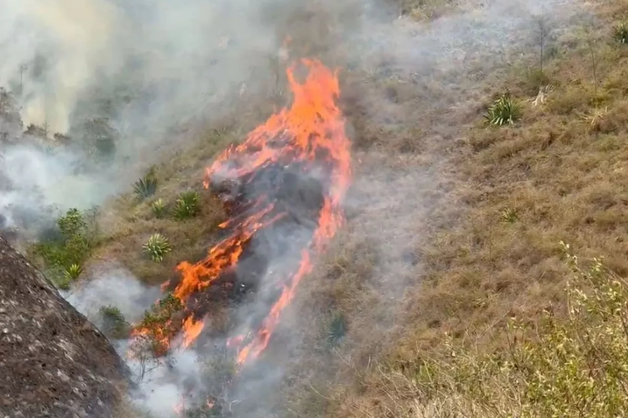 Avanza incendio forestal en zona montañosa de Yumbo y La Cumbre