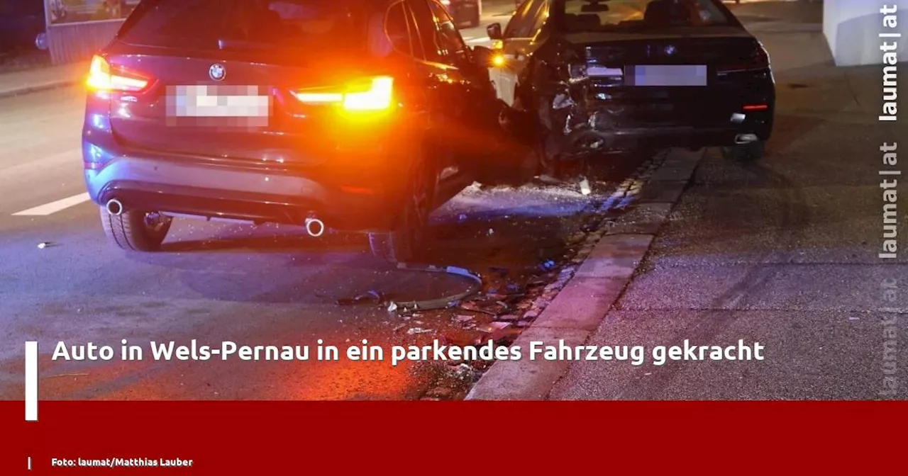 Auto prallt gegen parkenden PKW in Wels-Pernau