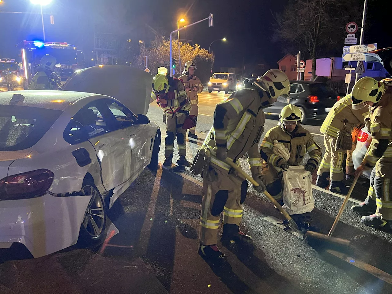 Zwei Pkw kollidierten auf der L203: Schwerer Unfall in Lustenau