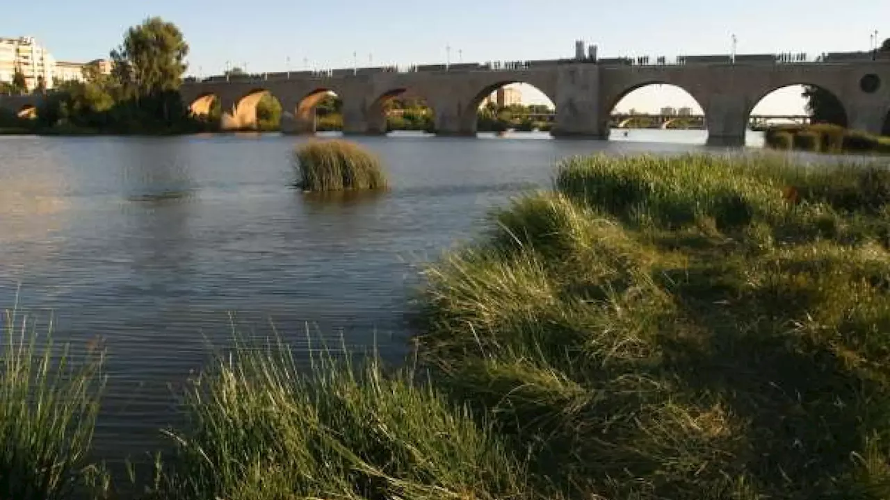 Buscan a un menor desaparecido en el río Guadiana a su paso por Badajoz