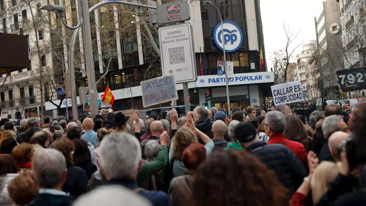 Cientos de personas se concentran ante la sede del PP para pedir la dimisión de Ayuso