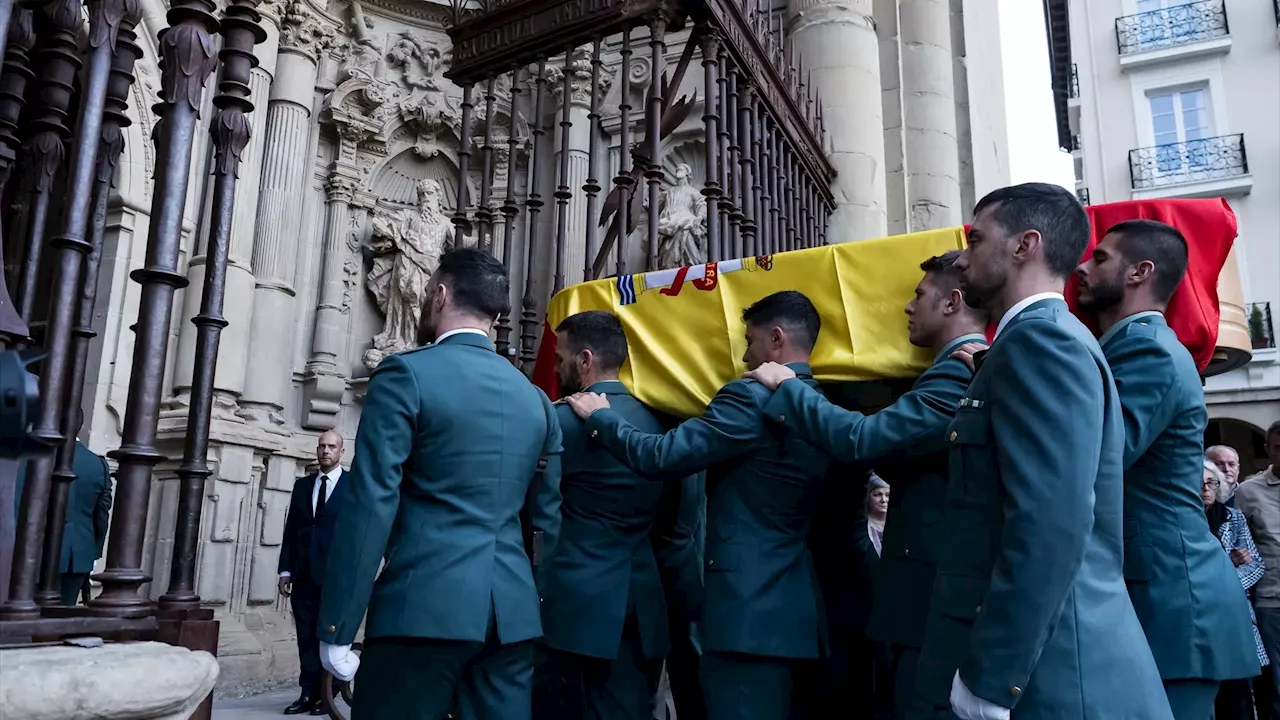 Los féretros de los guardias atropellados en Sevilla son despedidos entre aplausos