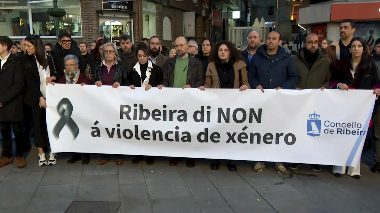 Un millar de personas llora a la joven asesinada en Ribeira: 'Pedimos que las mujeres no se conviertan en números'