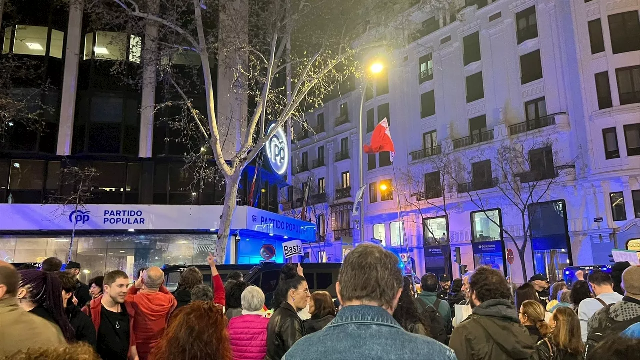 Centenares de personas se concentran en la sede del PP en Madrid para pedir la dimisión de Ayuso