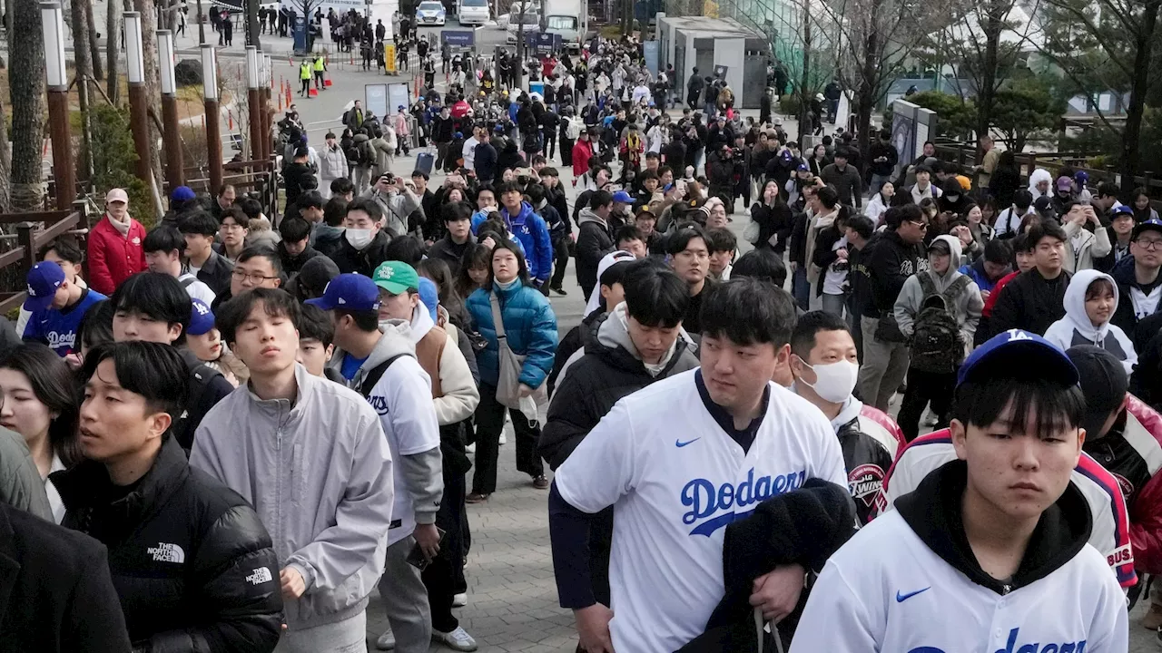 Chan Ho Park, first Korean in MLB, throws ceremonial first pitch in Dodgers-Padres opener