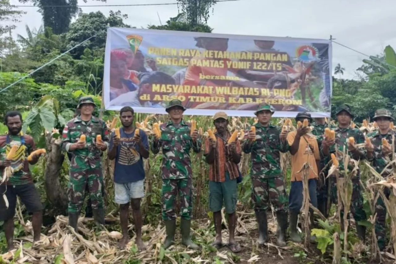 Yonif 122/TS lakukan panen raya jagung bersama warga Keerom