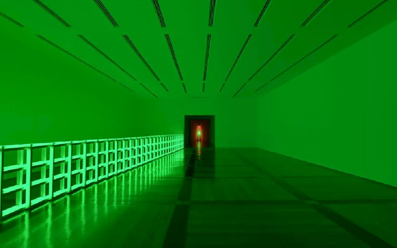 Dan Flavin, el artista que revolucionó el uso de la luz en el arte llega a Monterrey