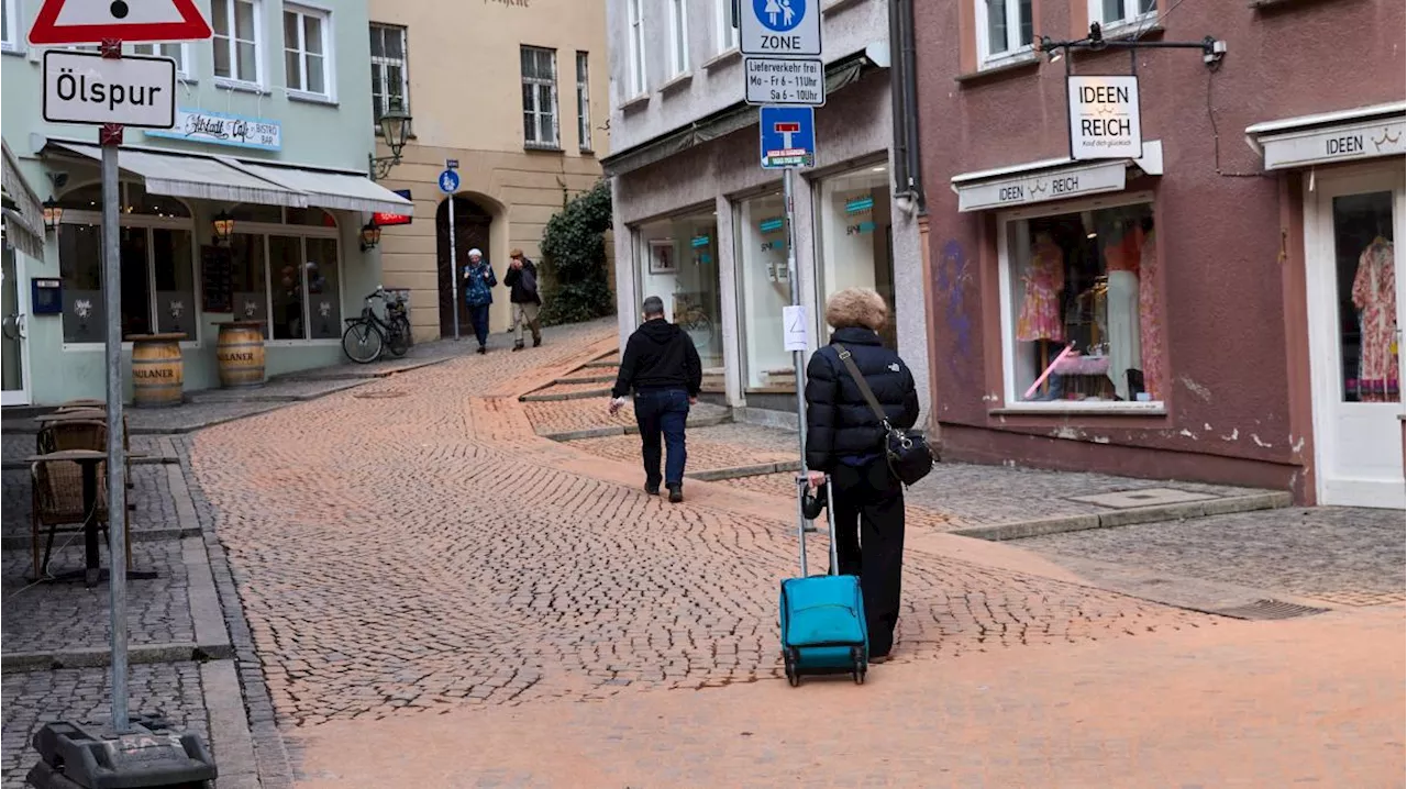 Ermittlung gegen Fahrer: Ausmaß des Öl-Unfalls in der Altstadt ist immens