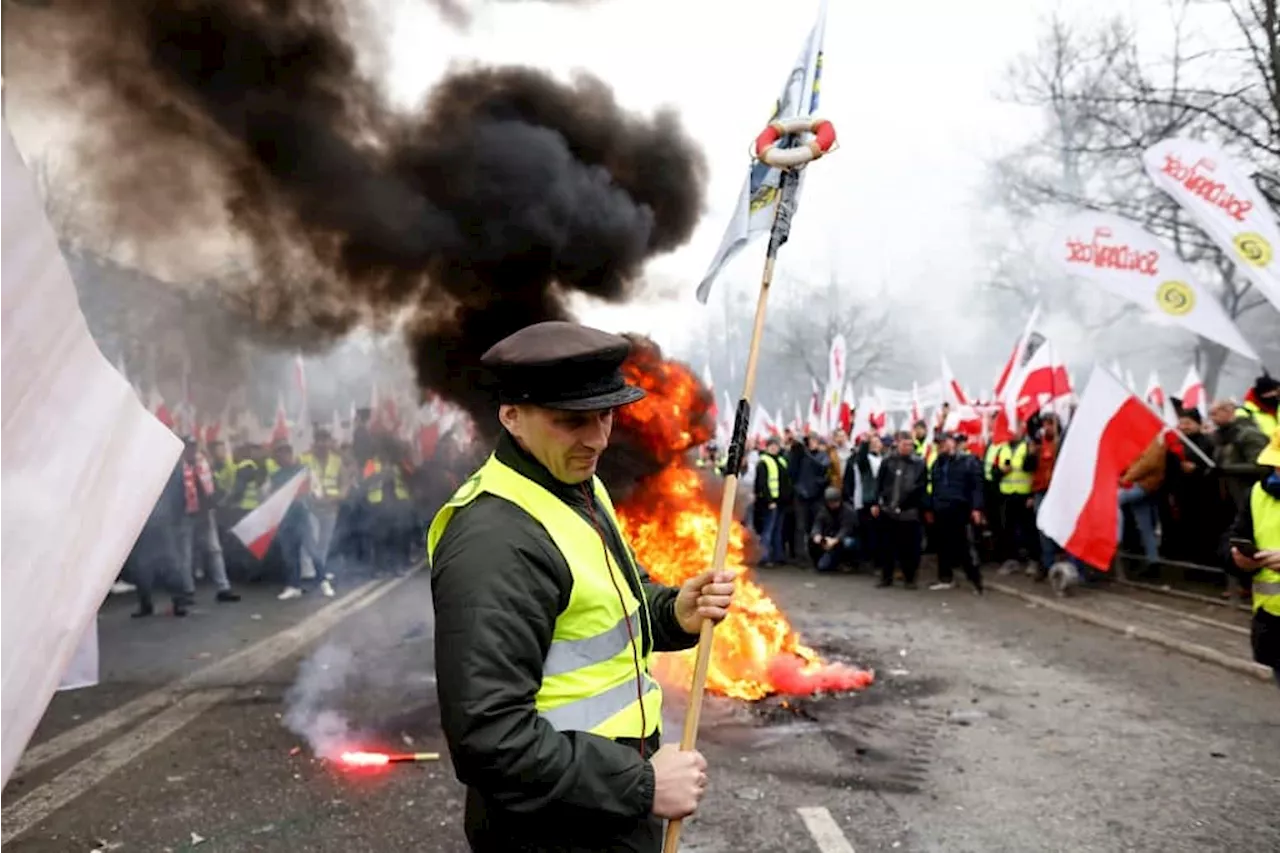 Polish farmers block roads in new Ukraine imports protest