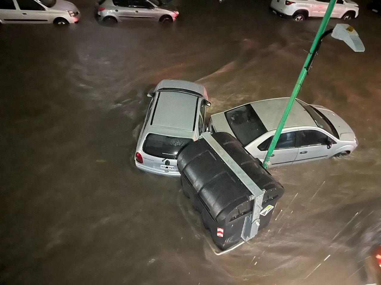 Inundación en La Plata: autos flotando y barrios enteros bajo el agua por la tormenta supercelda