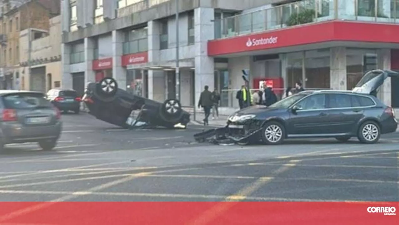 Três feridos em capotamento de carro na Avenida da República em Lisboa