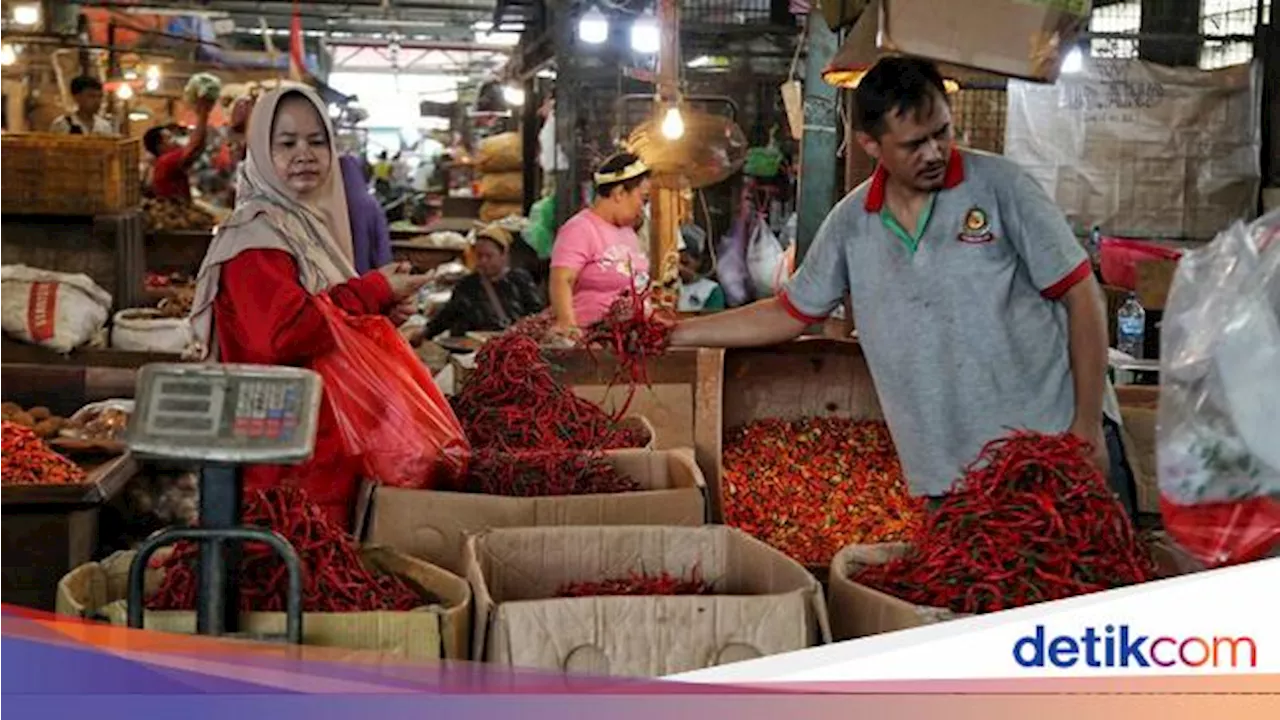 Harga Cabai Turun, Begini Hiruk-pikuk Pedagang di Pasar Kramat Jati