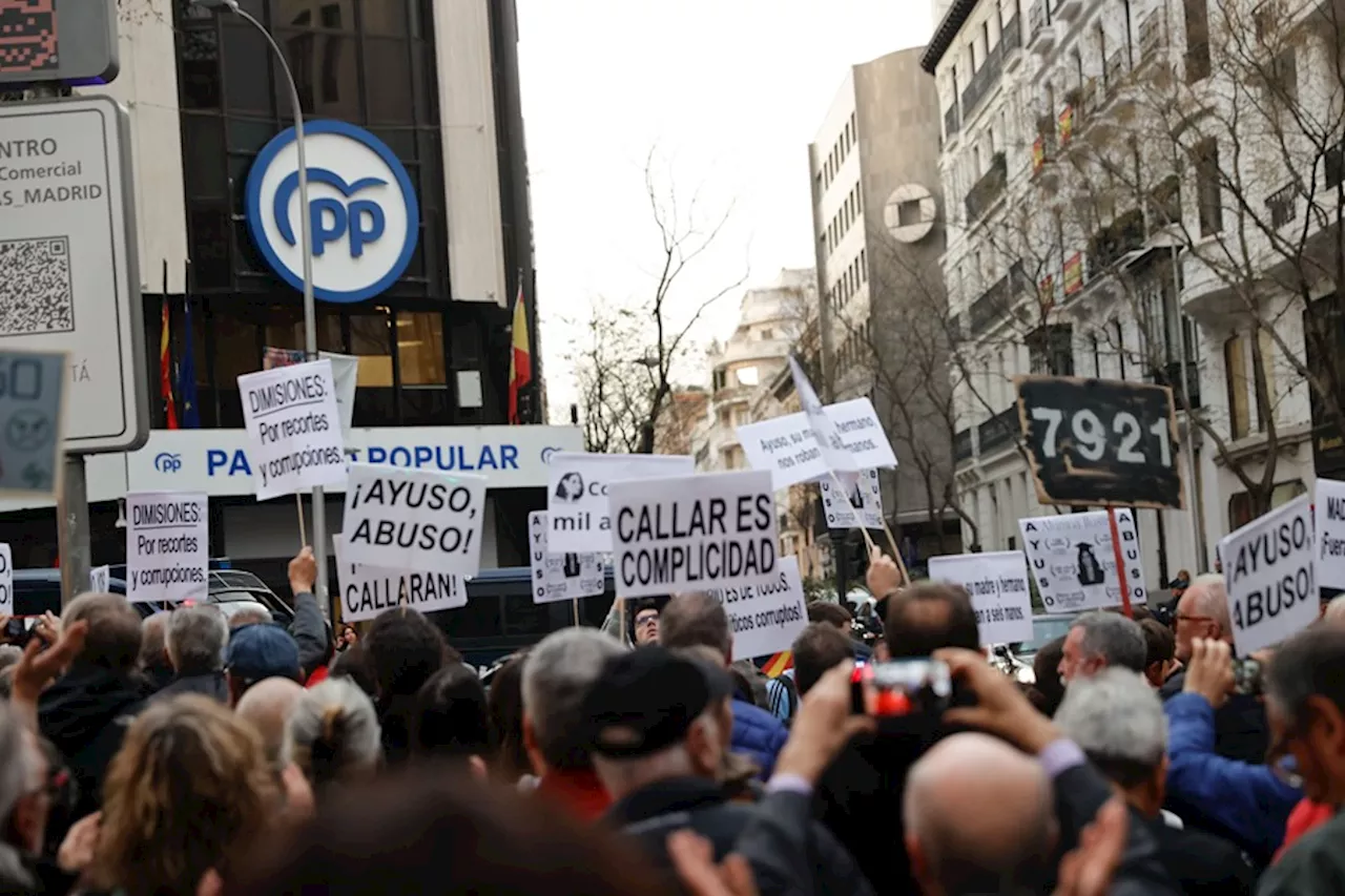 Cientos de personas se concentran para pedir la dimisión de Ayuso