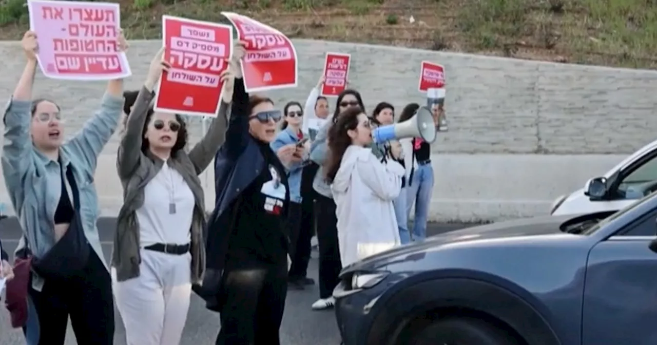 Tel Aviv, famiglie degli ostaggi rapiti da Hamas bloccano di nuovo l’autostrada per protesta: “Il…