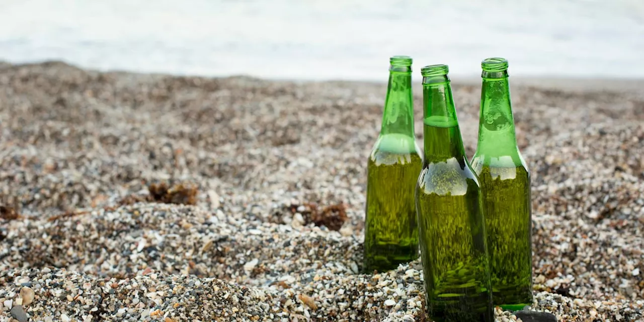 Während Paar (beide 27) am Strand Rausch ausschläft, springen Kinder in Pool