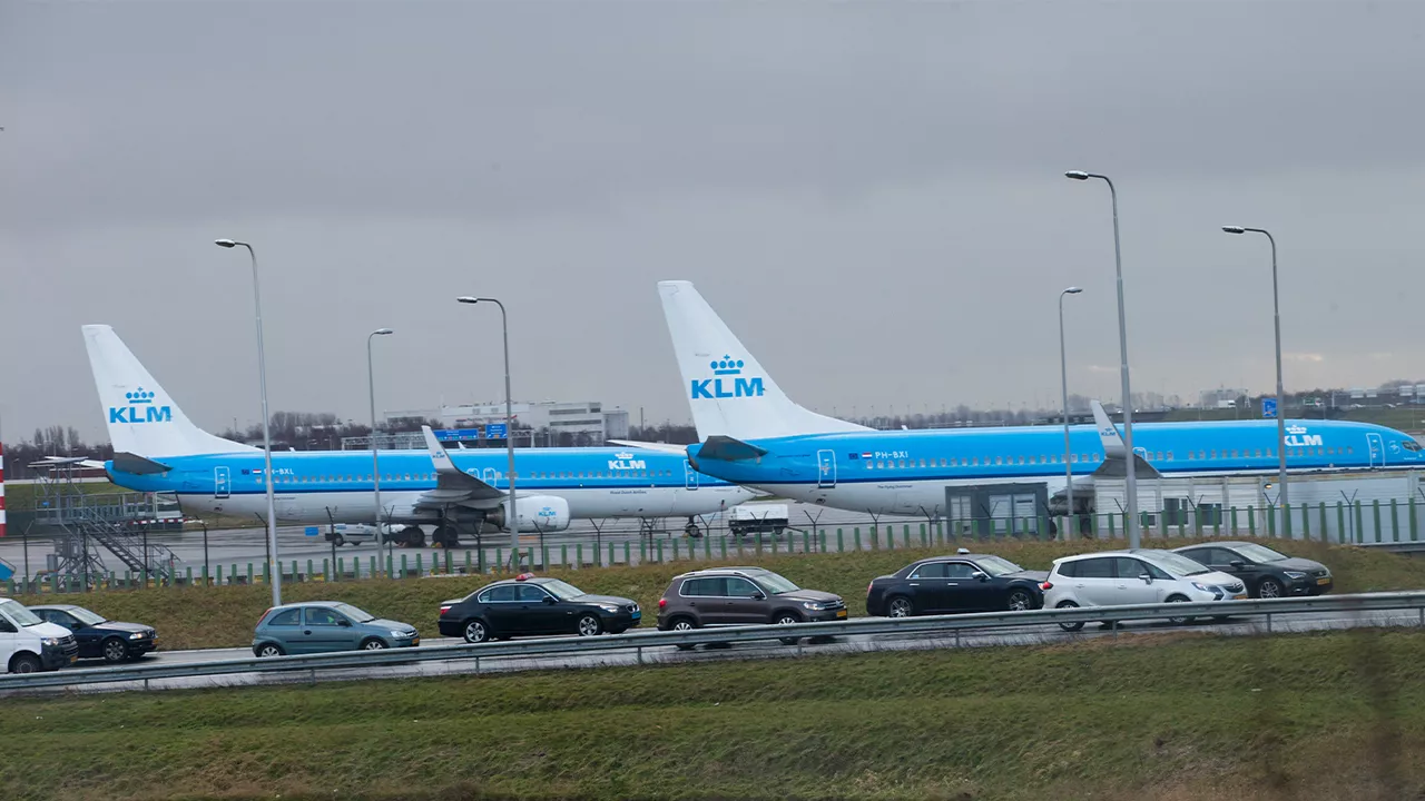 Dutch court orders authorities to rein in noise pollution at Amsterdam airport