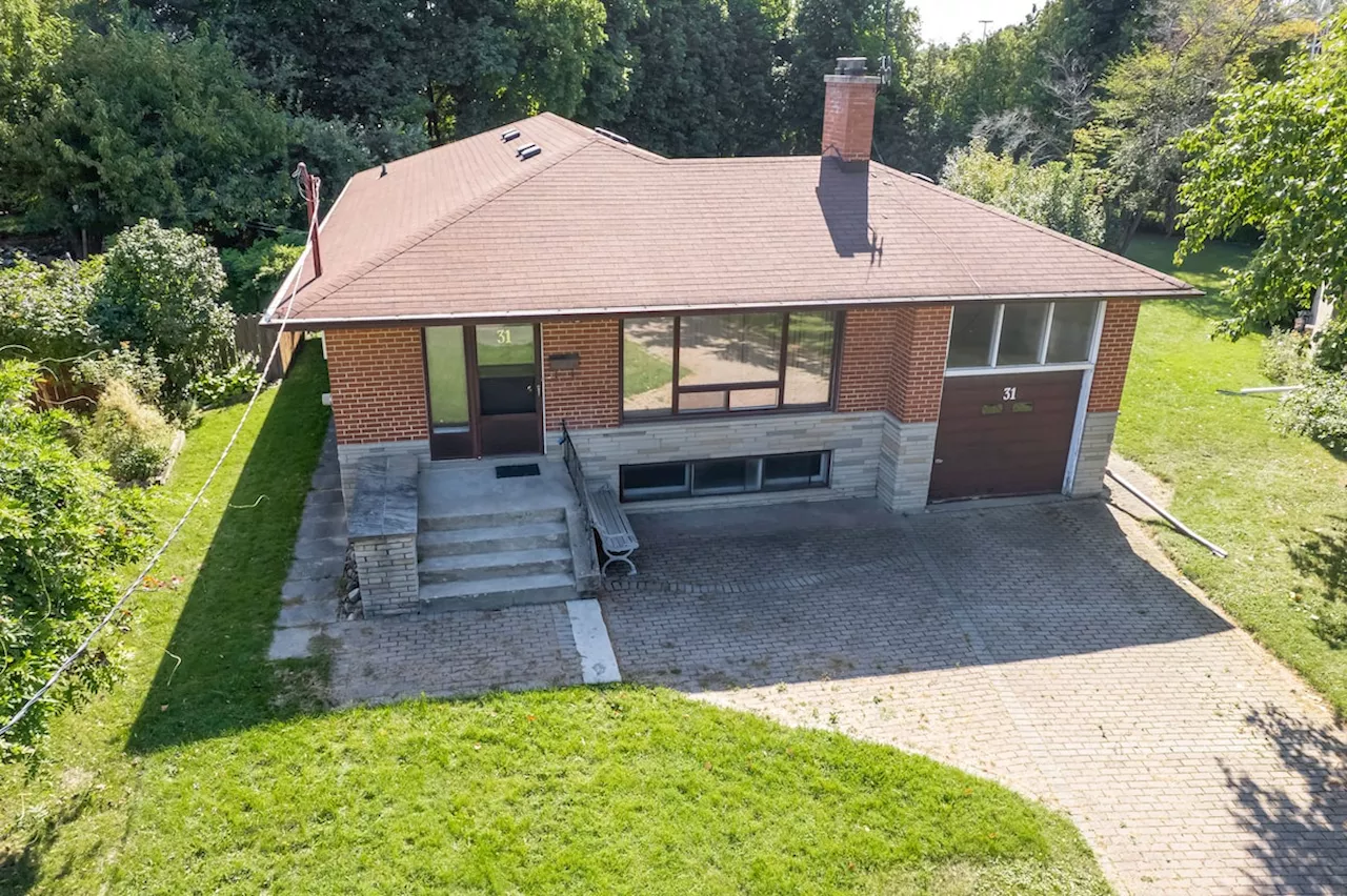 North York bungalow sells under asking in market dip