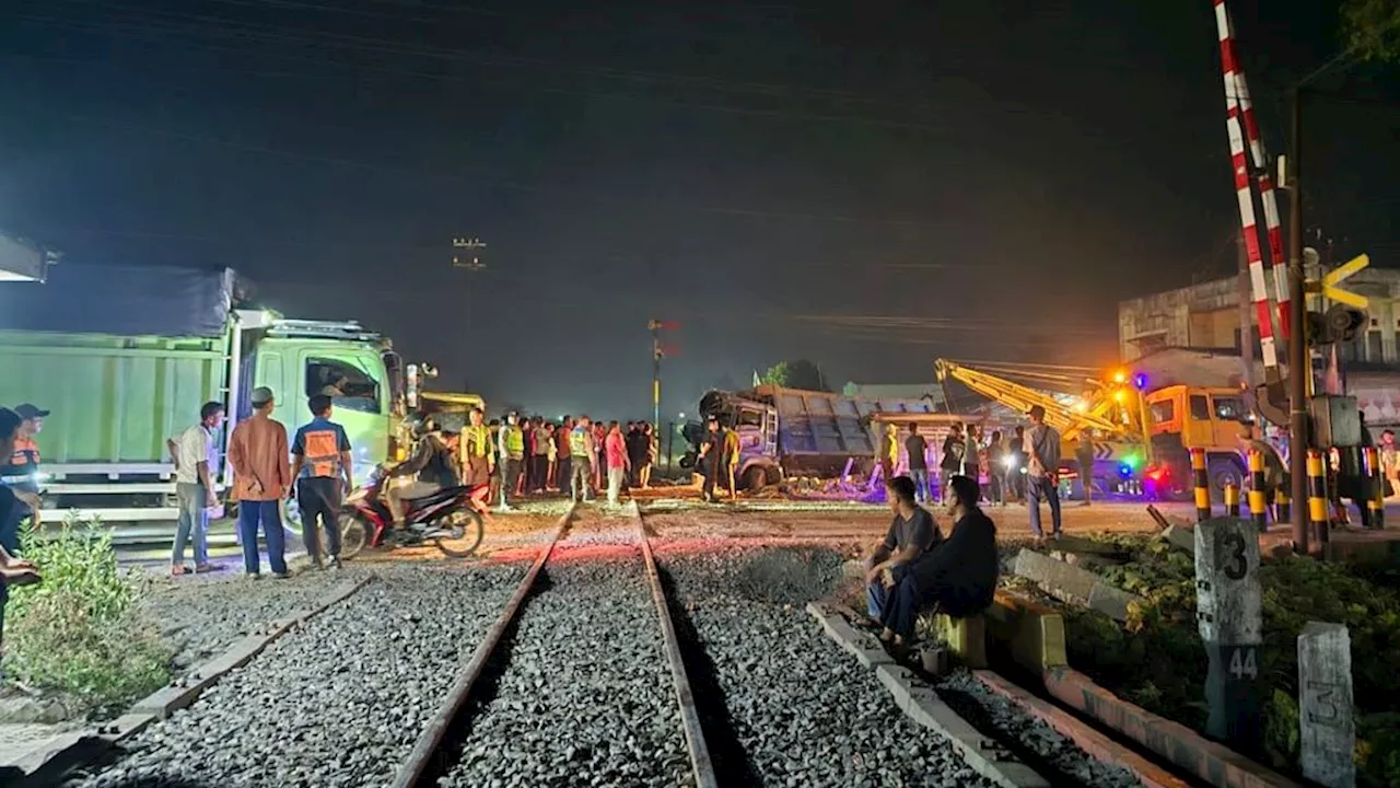 Truk Terobos Palang Tertabrak Kereta, Masinis dan Asistennya Terluka