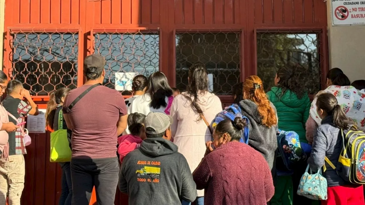 Padres de familia exigen destitución de maestra que aventó cuadernos de alumnos en Toluca