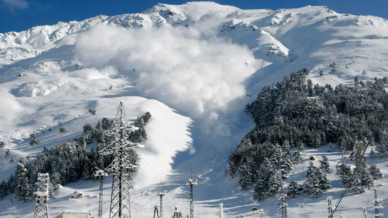 Mann sieht Ski in Lawine und wählt sofort den Notruf