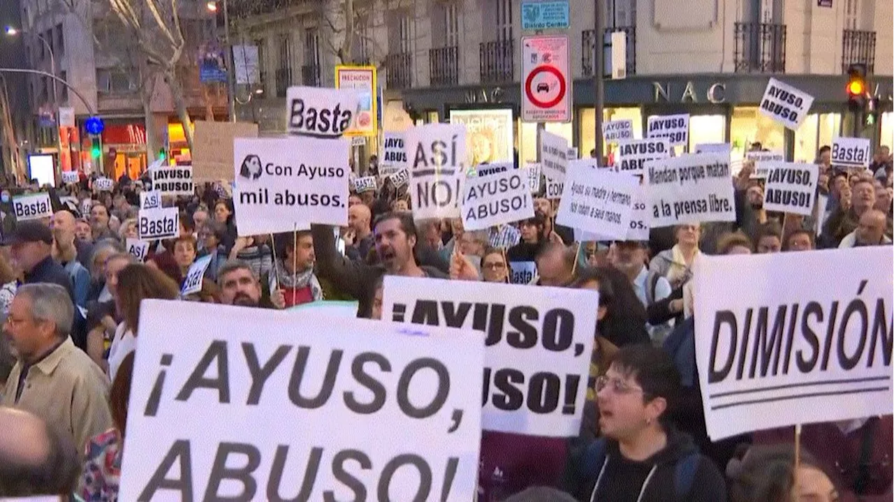 Manifestación en Génova pidiendo la dimisión de Ayuso al grito de 'asesina'