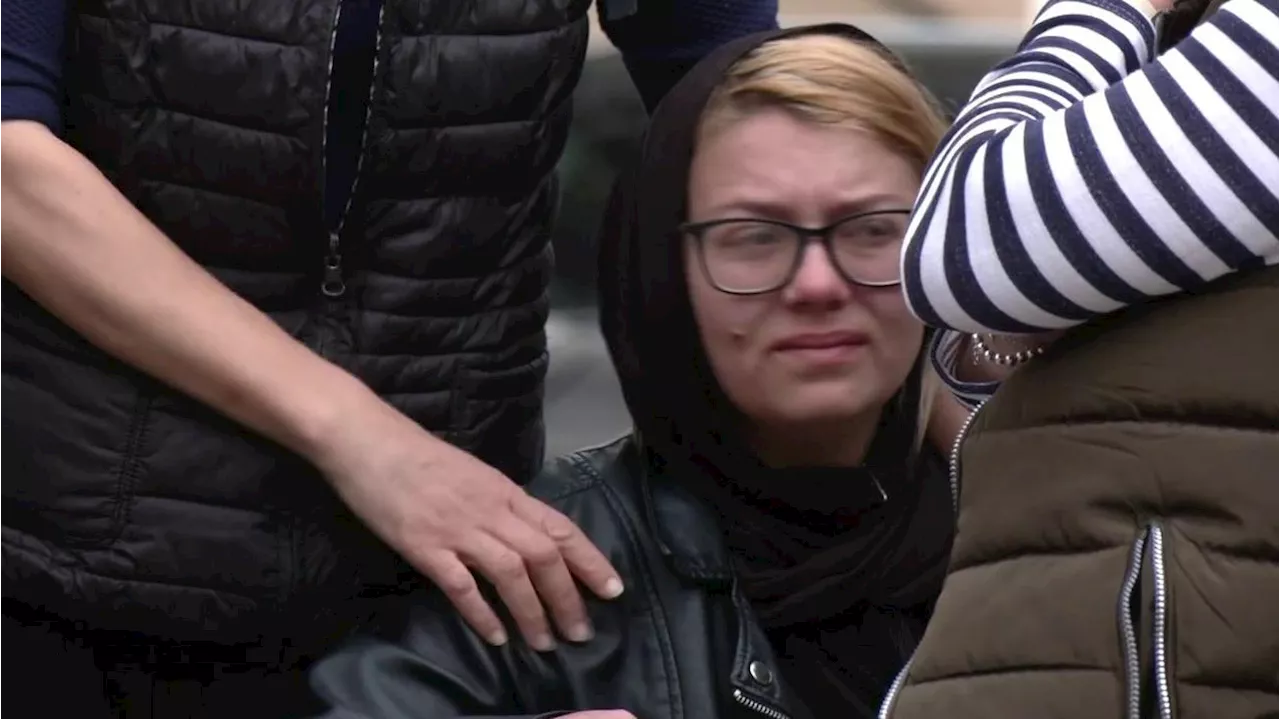 Una madre rota, pero arropada en Alba en el entierro de sus hijas