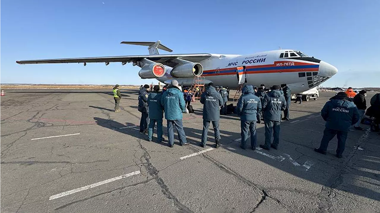 «Известия» показали кадры прибытия спецборта МЧС в Благовещенск для спасения горняков