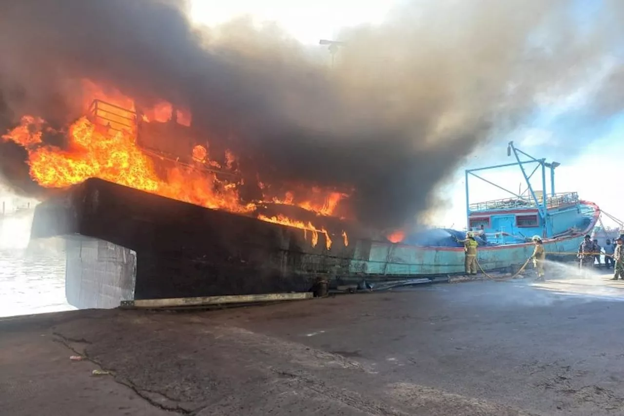 2 Kapal Laut Terbakar di Pelabuhan Muara Baru