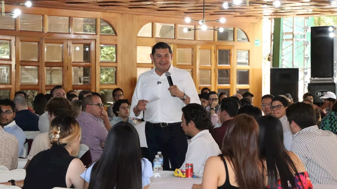 Dialoga Alejandro Armenta con jóvenes empresarios poblanos sobre el futuro de Puebla