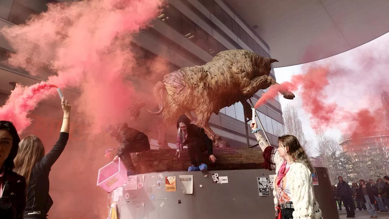 Molestie all’Università, “Maipiùzitte” imbrattano di rosa il toro del campus Einaudi: “Ribellione contro la v…