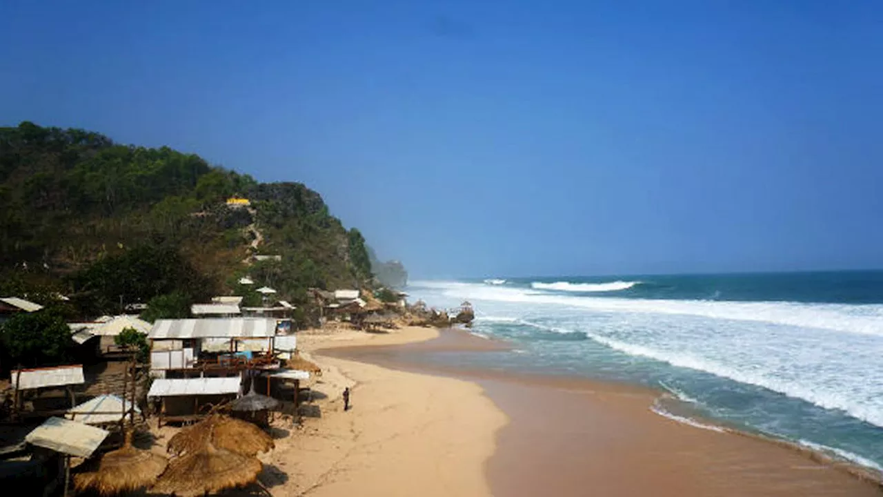 Mengenal Pantai Watu Lawang, Wisata Pantai Cantik yang Memesona