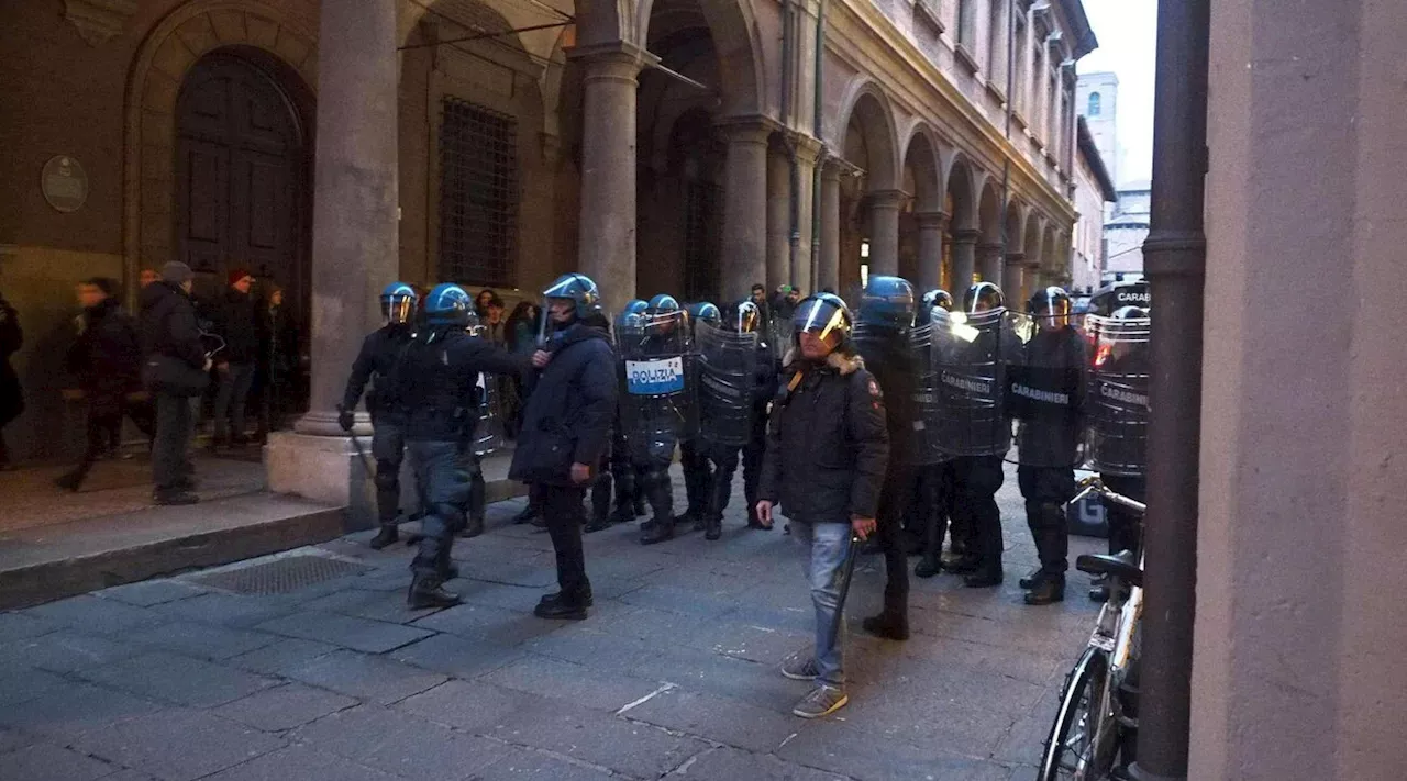 Bologna, studenti in corteo: 'Università boicotti Israele' | Leggere cariche della polizia