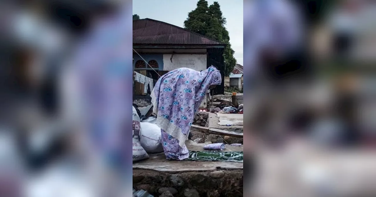 FOTO: Potret Korban Banjir Bandang Sumatera Barat Berbuka Puasa Ramadan di Dekat Reruntuhan Rumahnya