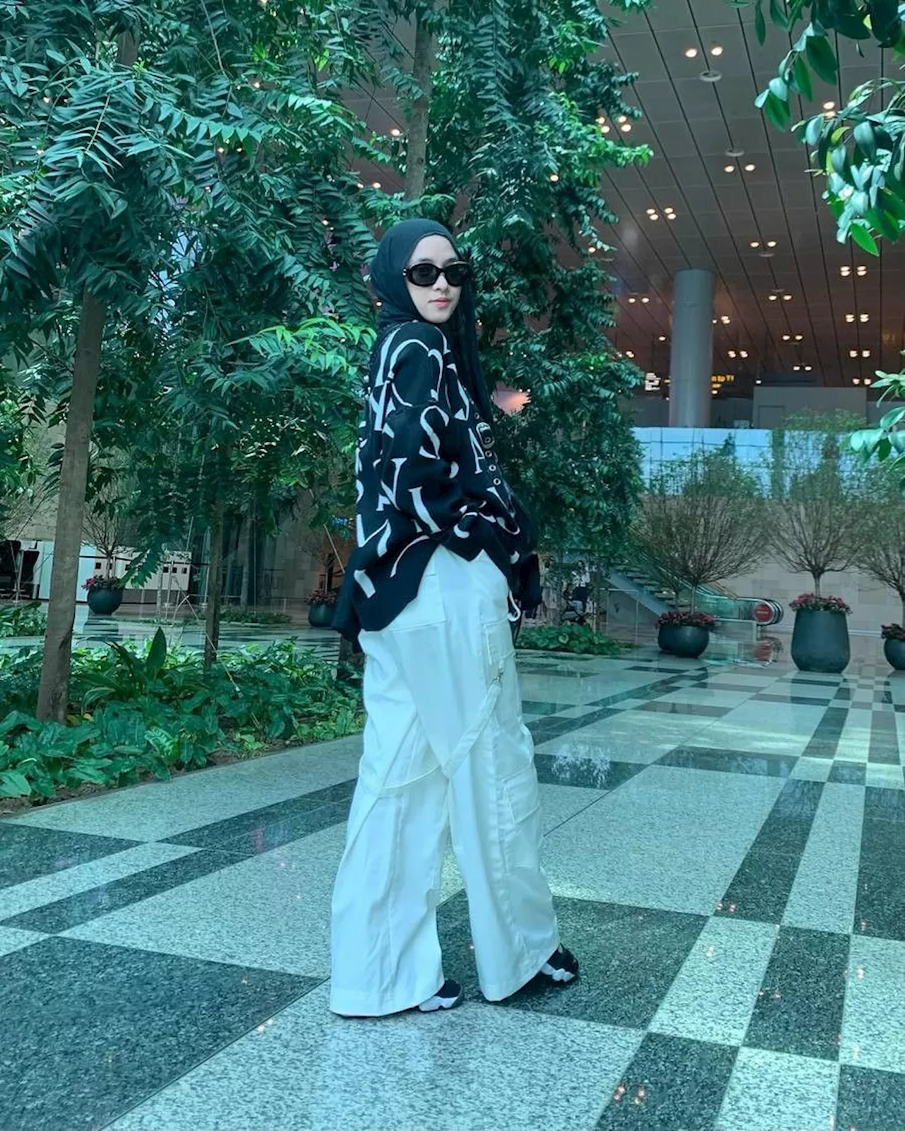 Potret OOTD Simple ala Nissa Sabyan yang Menawan, Bisa Jadi Inspirasi Untuk Acara Bukber Bareng Bestie