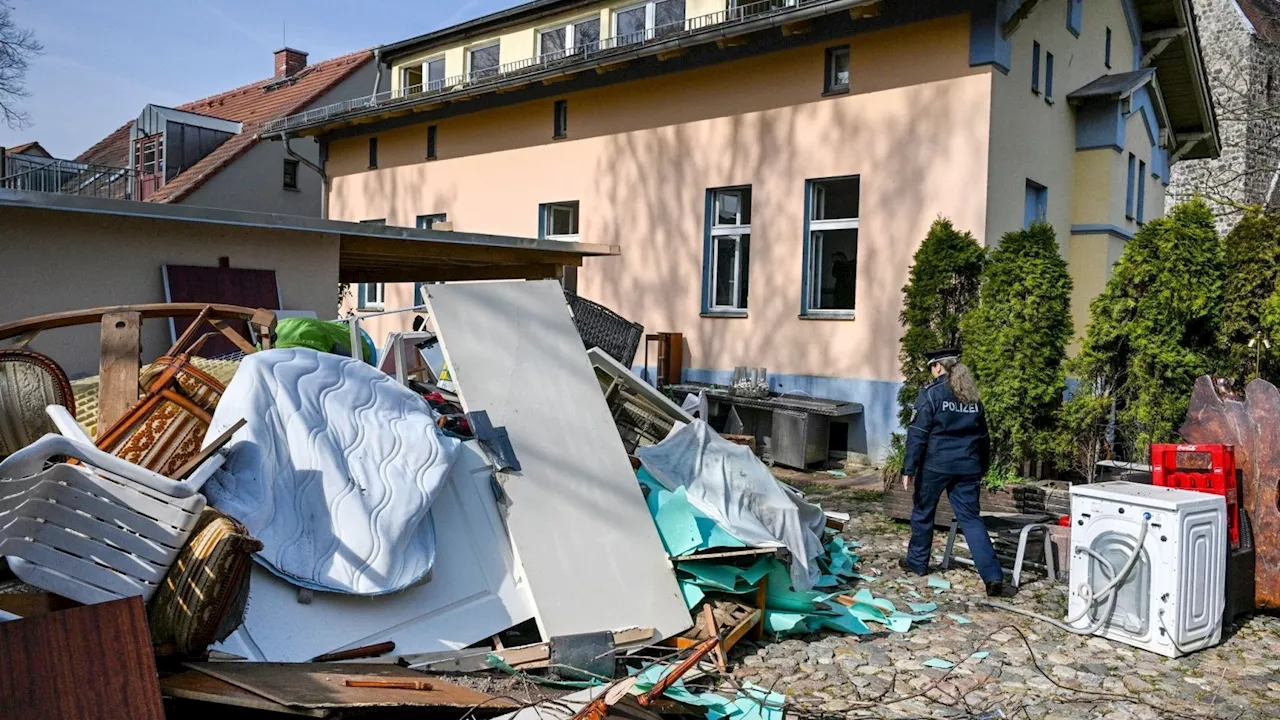 Mit Ramme und 130 Polizisten - Clan-Villa an Staat übergeben