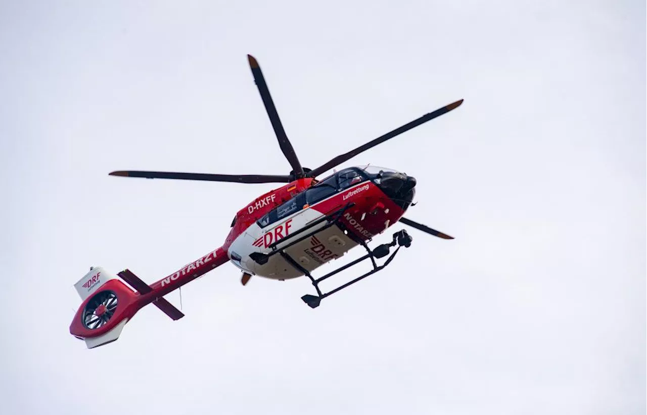 Rettungshubschrauber im Einsatz: Motorradfahrer im Kreis Schwandorf kommt von der Straße ab