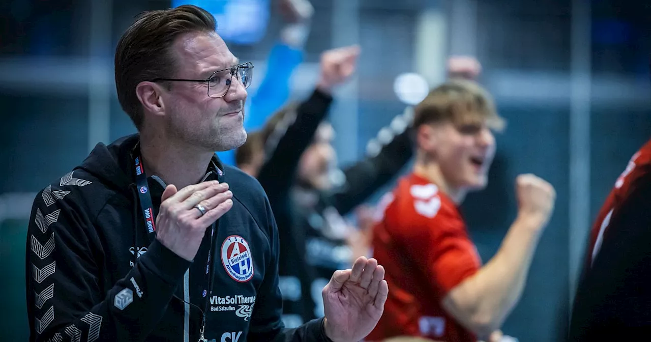 Der Trainer hat Geburtstag: Zeit für ein Geschenk der TSG-Handballer