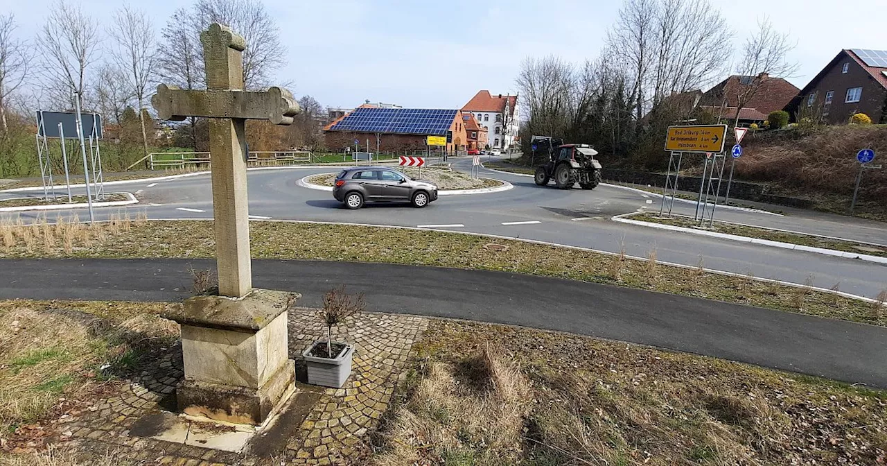 Streit um Wegekreuze im Kreis Höxter: Straßen NRW rechtfertigt hartes Vorgehen