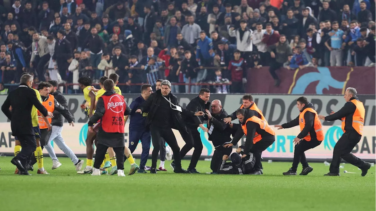 Turchia, il Fenerbahce valuta il ritiro dal campionato dopo le violenze nella gara con il Trabzonspor