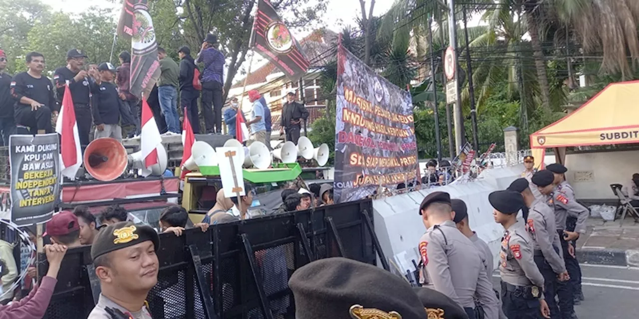 Massa Pro dan Kontra Hasil Pemilu Sama-sama Demo di Depan KPU