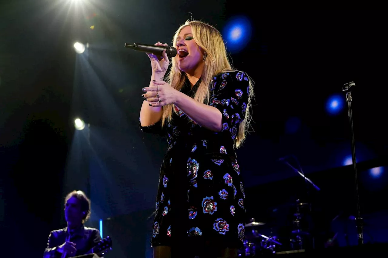 Kelly Clarkson Performs Touching Rendition of Katy Perry’s ‘Wade Awake’