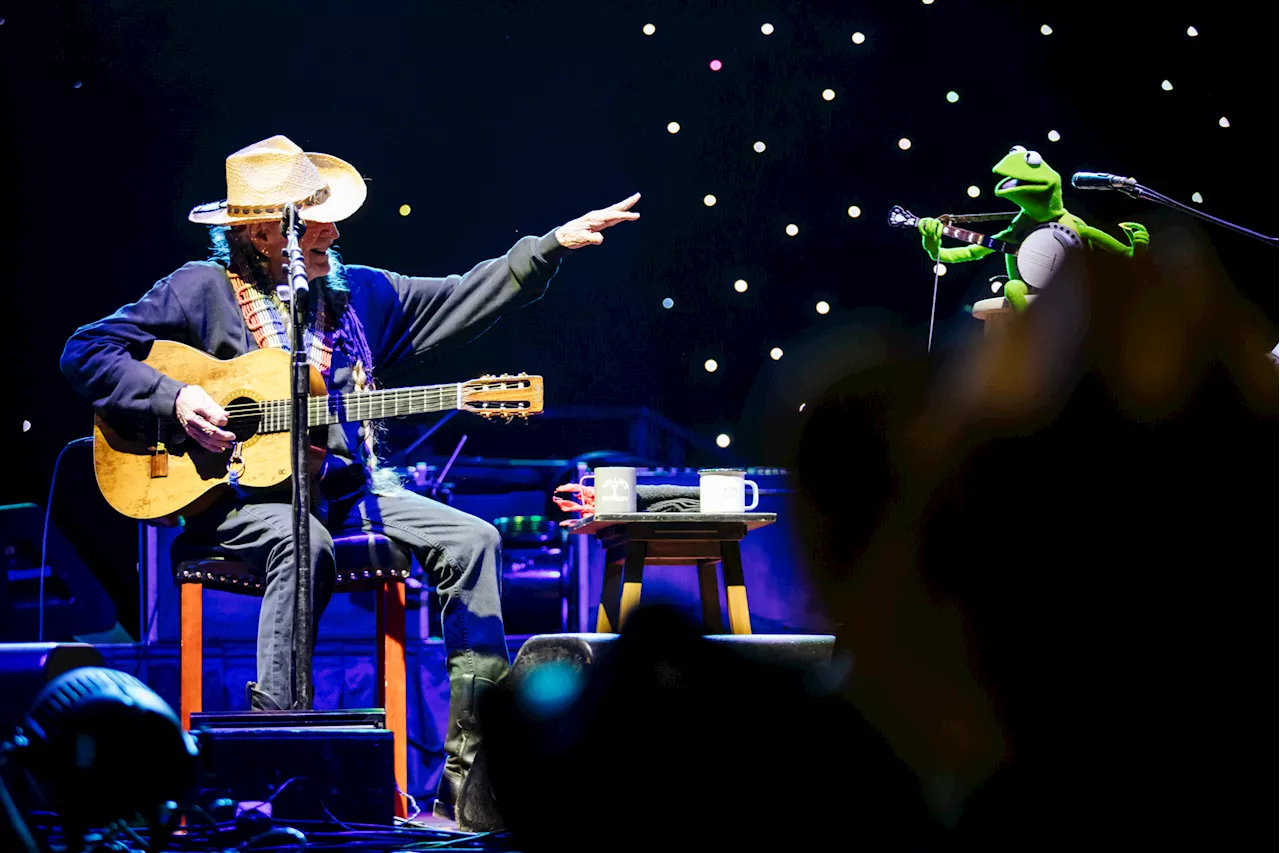 Watch Willie Nelson Duet With Kermit The Frog At Luck Reunion