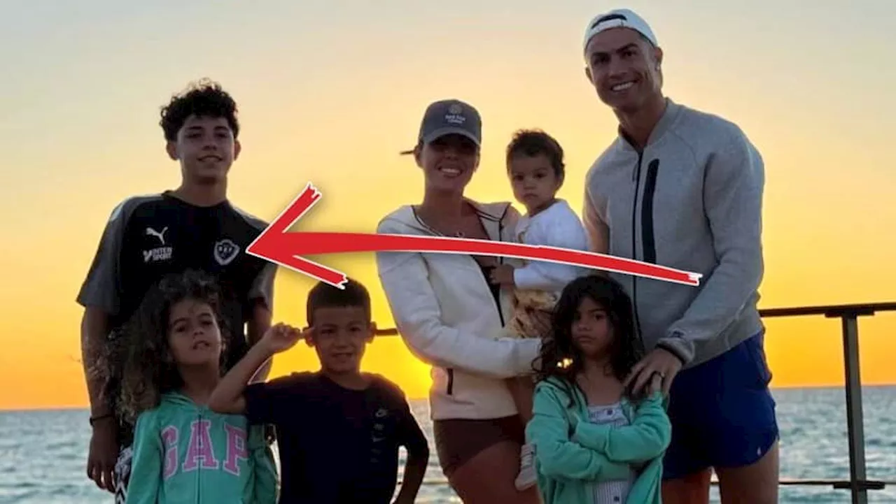 Cristiano Ronaldo Jr semestrar i Jönköpings Södra-tröja