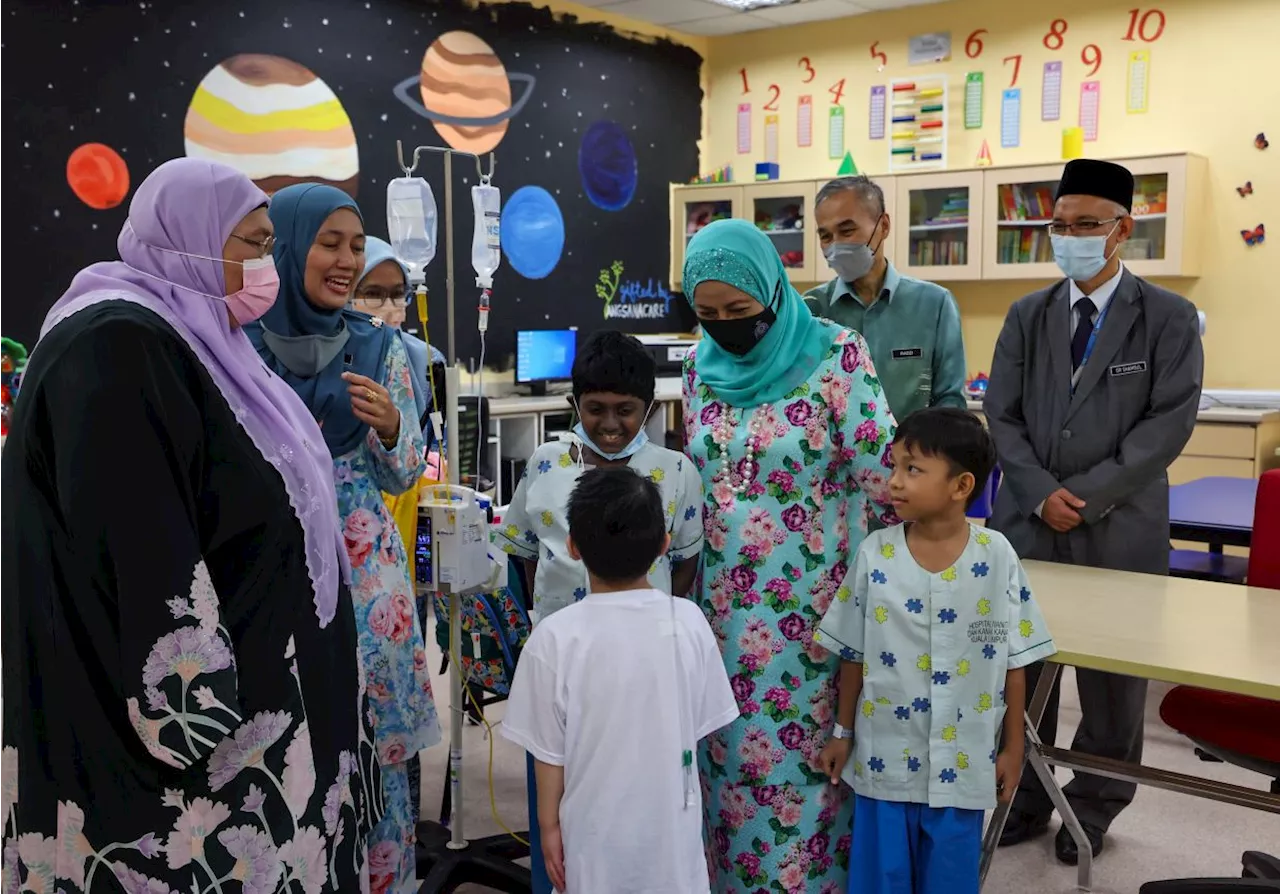 Queen visits paediatric patients at KL's Tunku Azizah Hospital